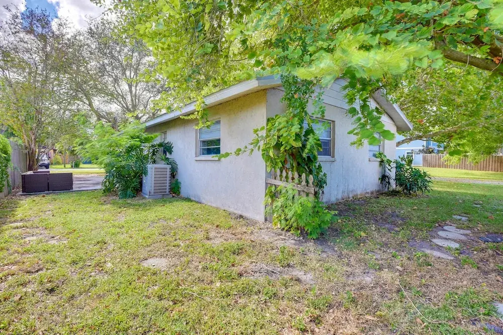 3 Mi to Riverwalk: Pet-friendly Home w/ Yard!