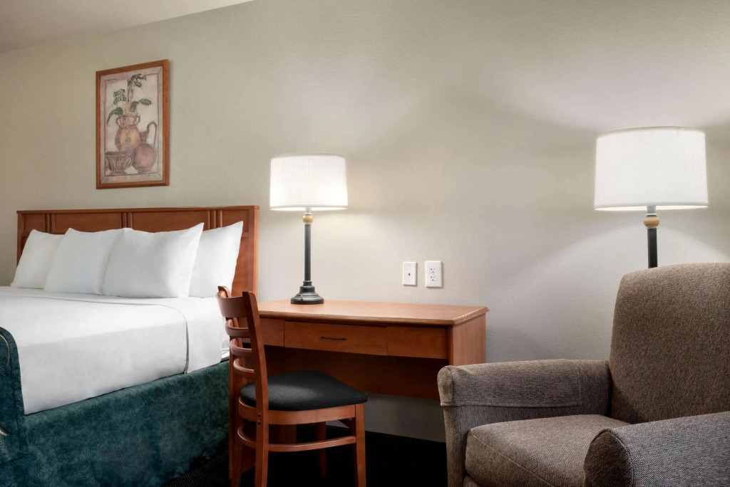 Travelodge by Wyndham Clinton Valley West Court