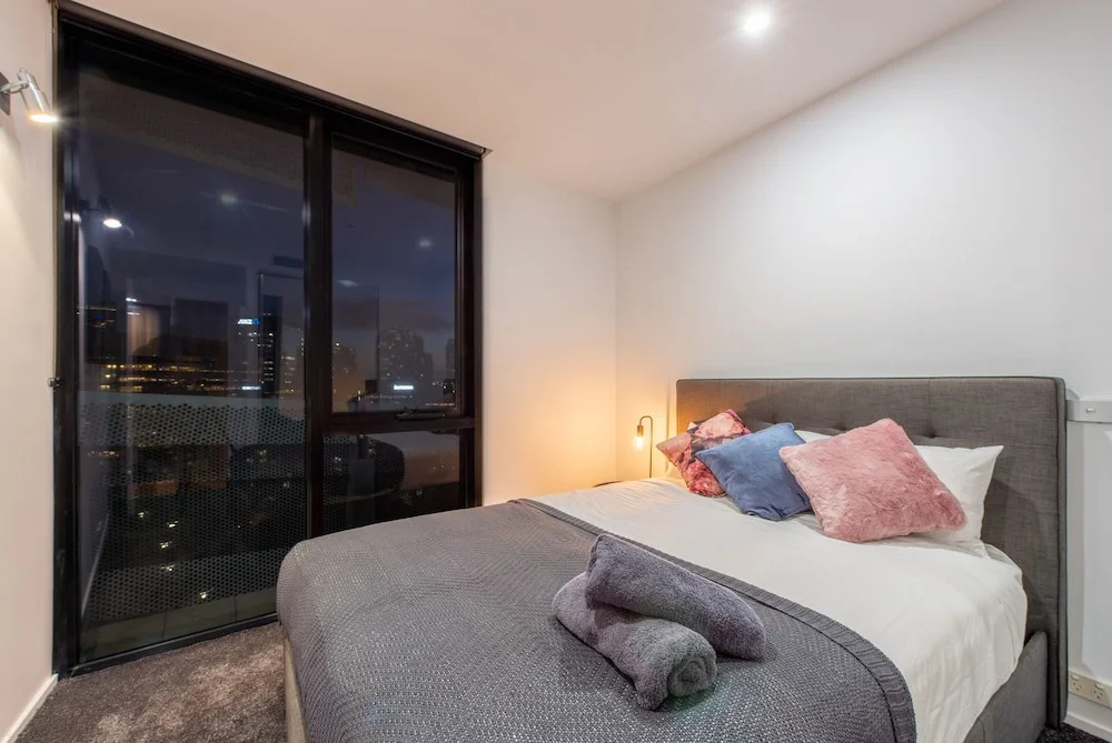 Luxury 3 Bed 2 Bath City Views