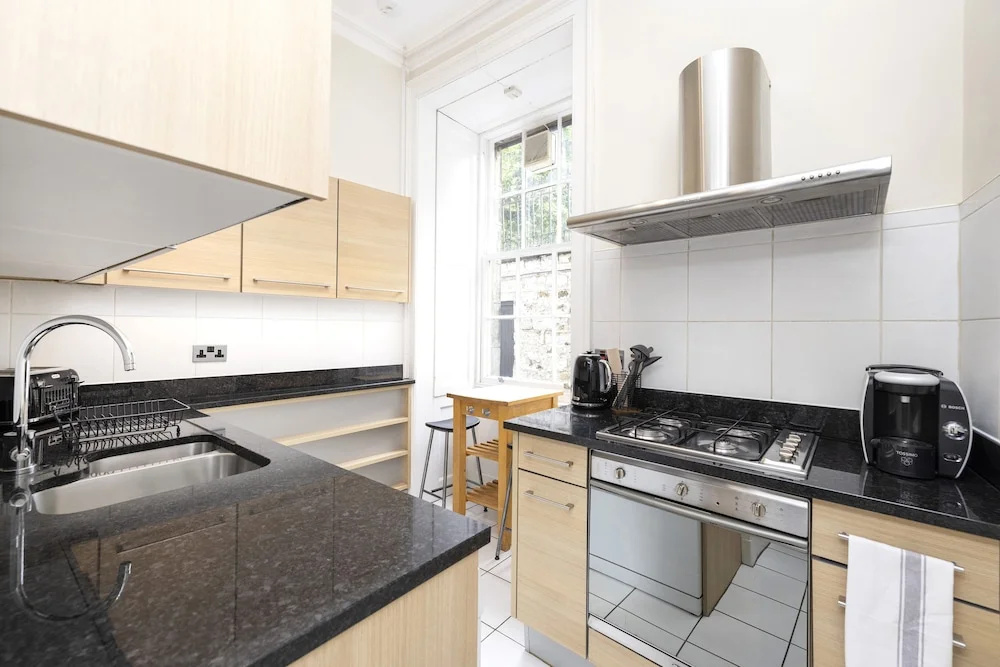 JOIVY Chic Flat Near Stockbridge Market W/ Patio