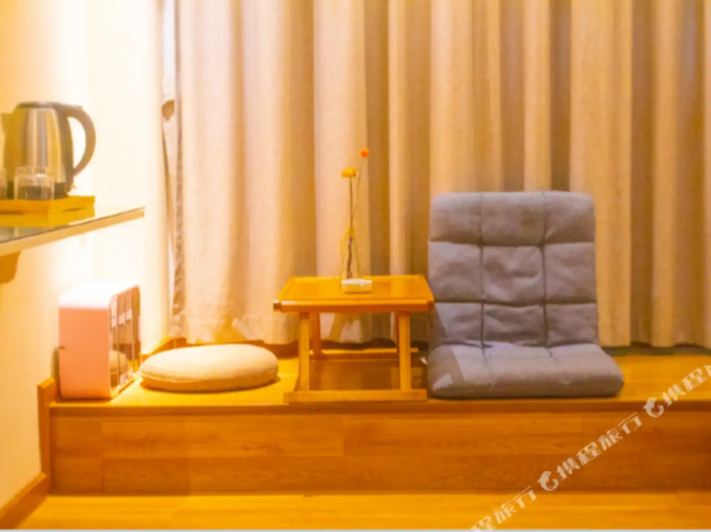 Jinying Theme Hotel (Boruo Overseas Chinese Middle School Rainbow Plaza)