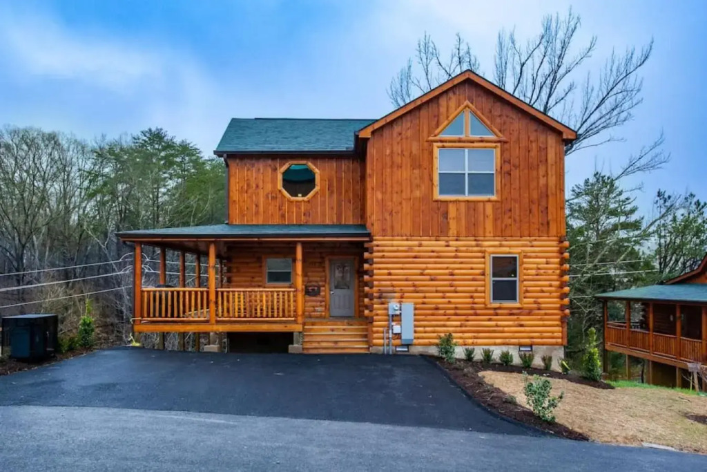 Swimming Bears Lodge Two Cabins with Pools and HotTubs