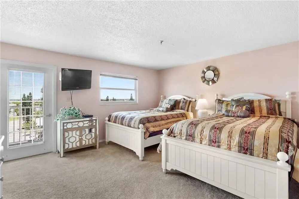 Sea Breeze 401 New! Amazing Beach Front/walk to John's Pass!