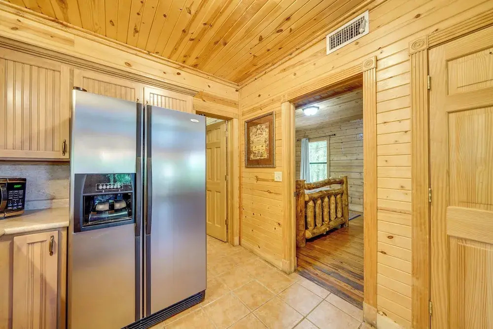 3 Mi to State Park & Lake: Broken Bow Cabin!