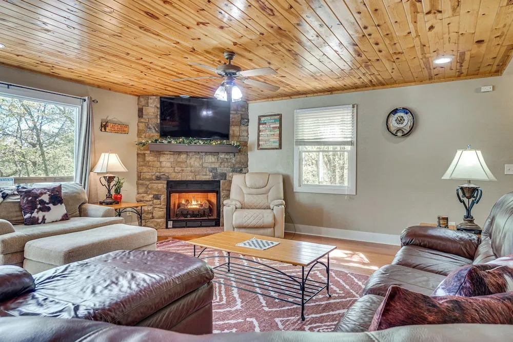 Luxe Helen Gem W/hot Tub + Pool Access