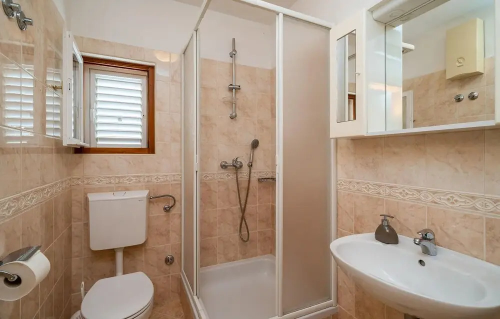Stunning Home in Zaton Mali With Wifi and 5 Bedrooms
