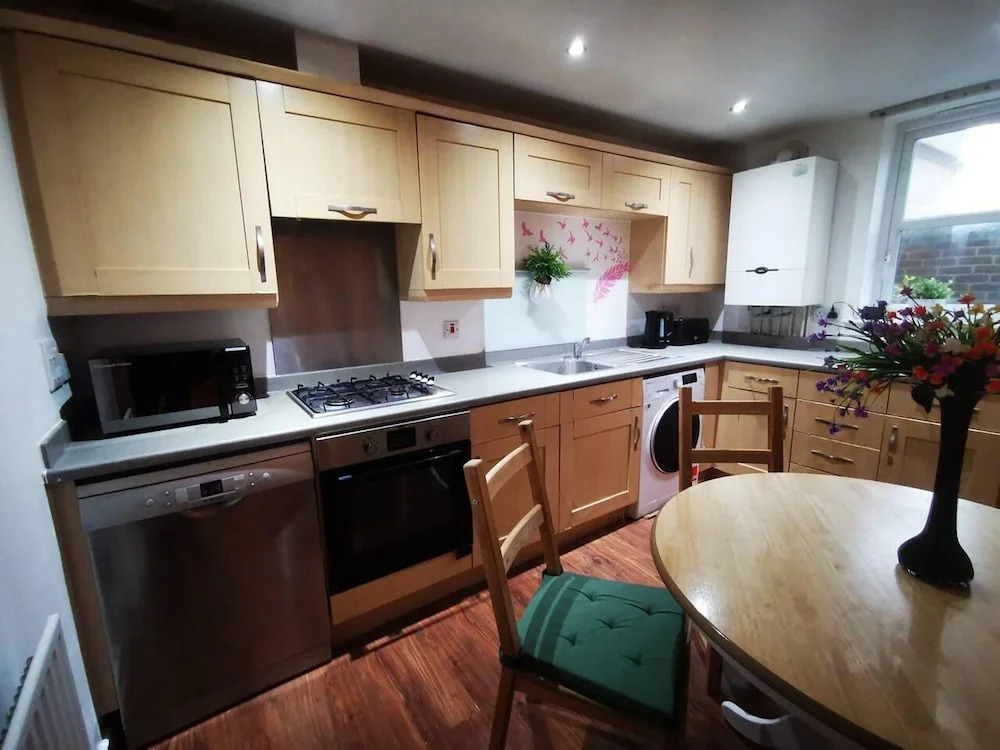 London - 2 Bed Flat - Sleeps 4 - Parking - Wifi