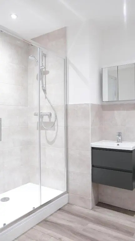 Elegant City Centre Apartment & Free Parking & Contractors and Families