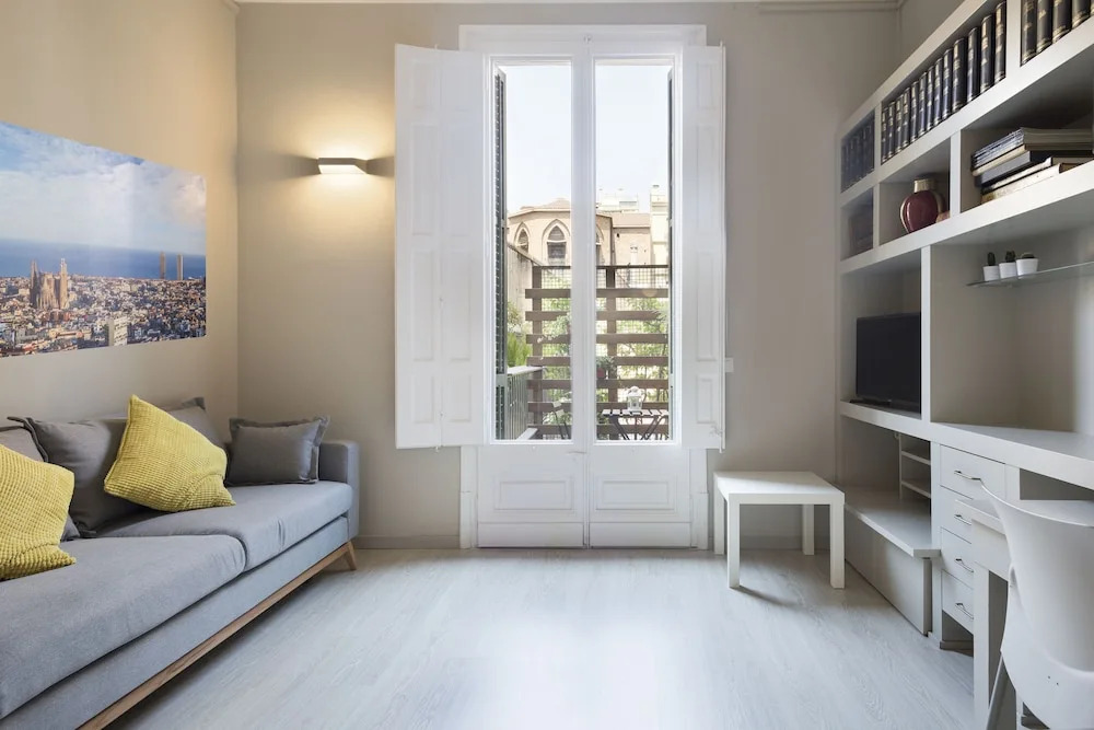 Urquinaona Apartment