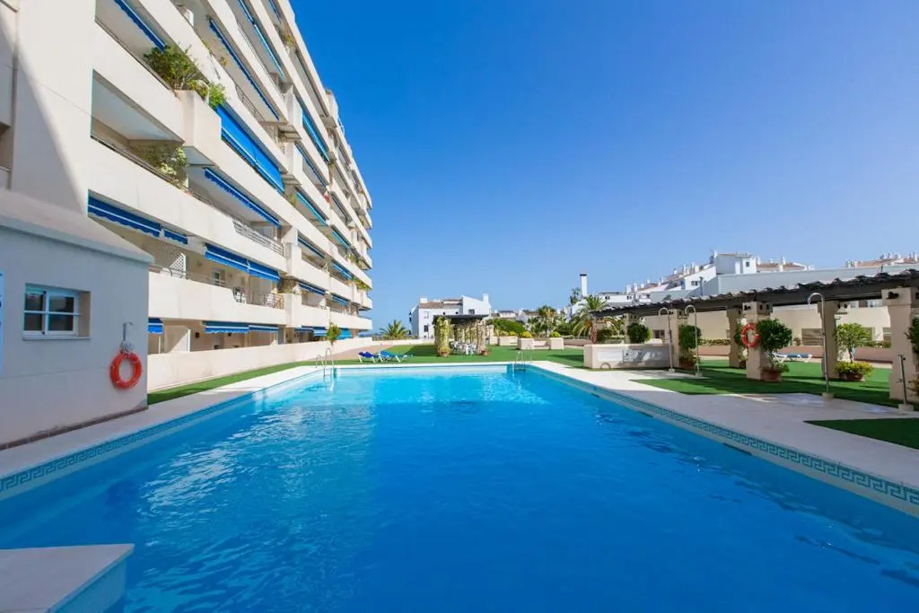 Trendy Apt. Puerto Banús (Free Parking & Pool) - RDR208