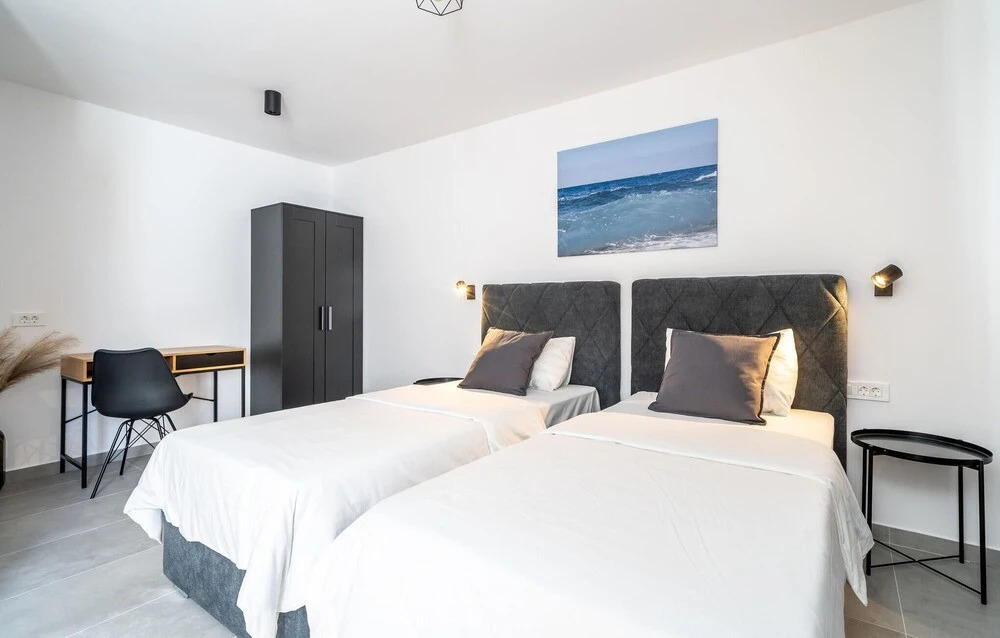 Beautiful Home in Molunat With Wifi and 8 Bedrooms