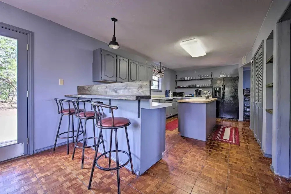 Scenic Hilltop Hideaway, Mins to River & Lake