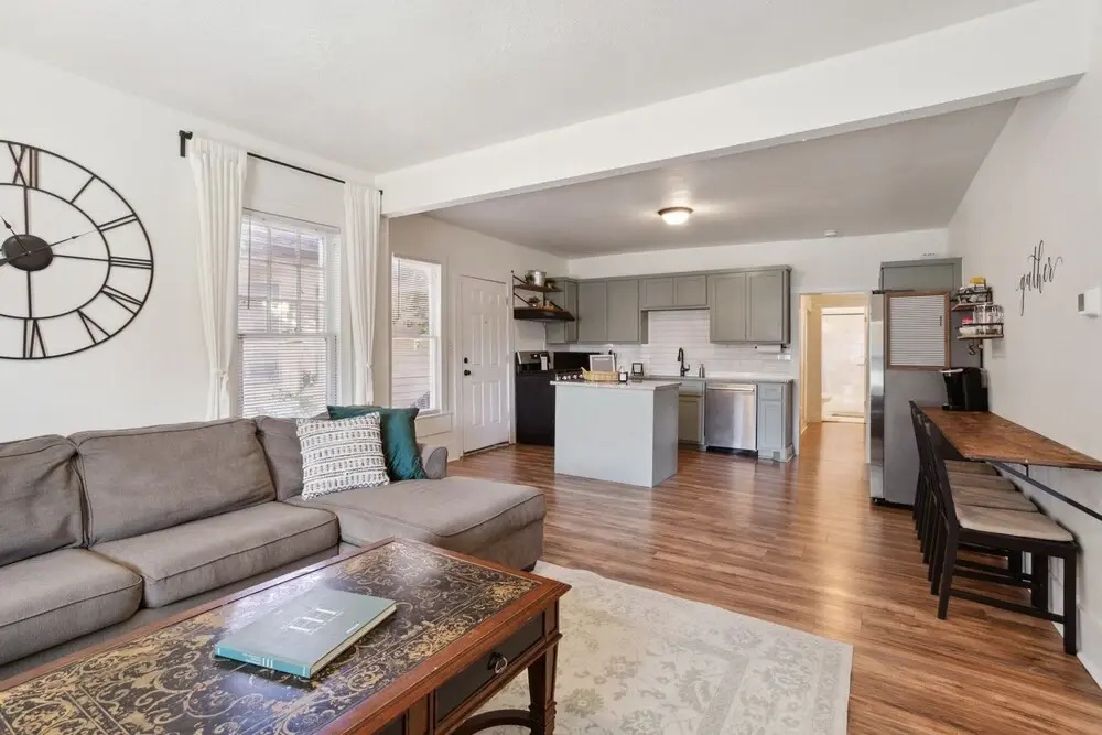 A Modern Fort Worth, Texas Retreat - Jennings Ave - 3 Bedroom Home by Redawning