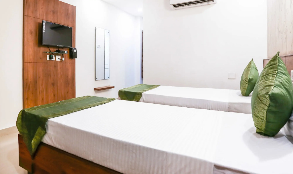 Treebo Comforts Inn, University Road Deralakatte