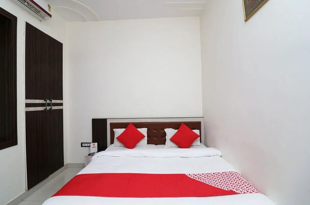 OYO 24879 Royal Taj Home Stay