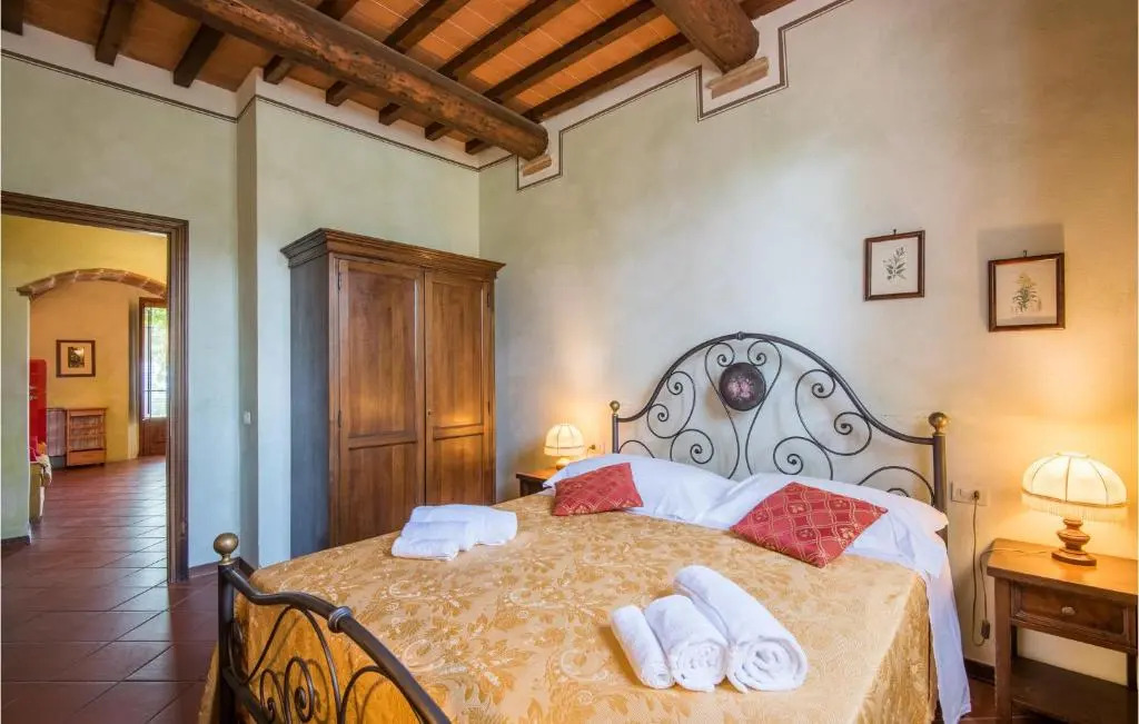 Beautiful apartment in Montaione with Outdoor swimming pool, WiFi and 2 Bedrooms