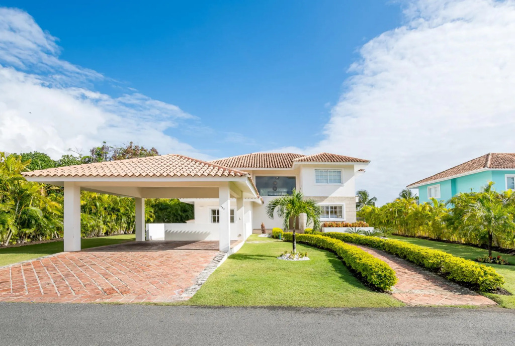 Beautiful 5-BDR 2 levels villa for rent