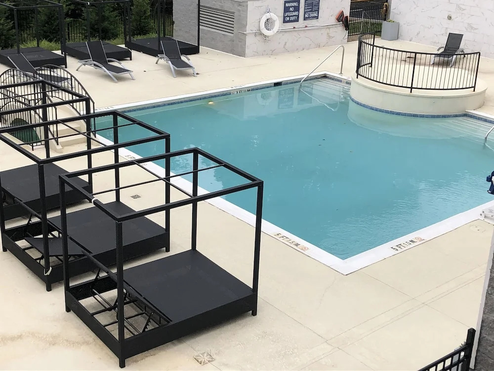 Comfort Inn & Suites Airport Camp Creek