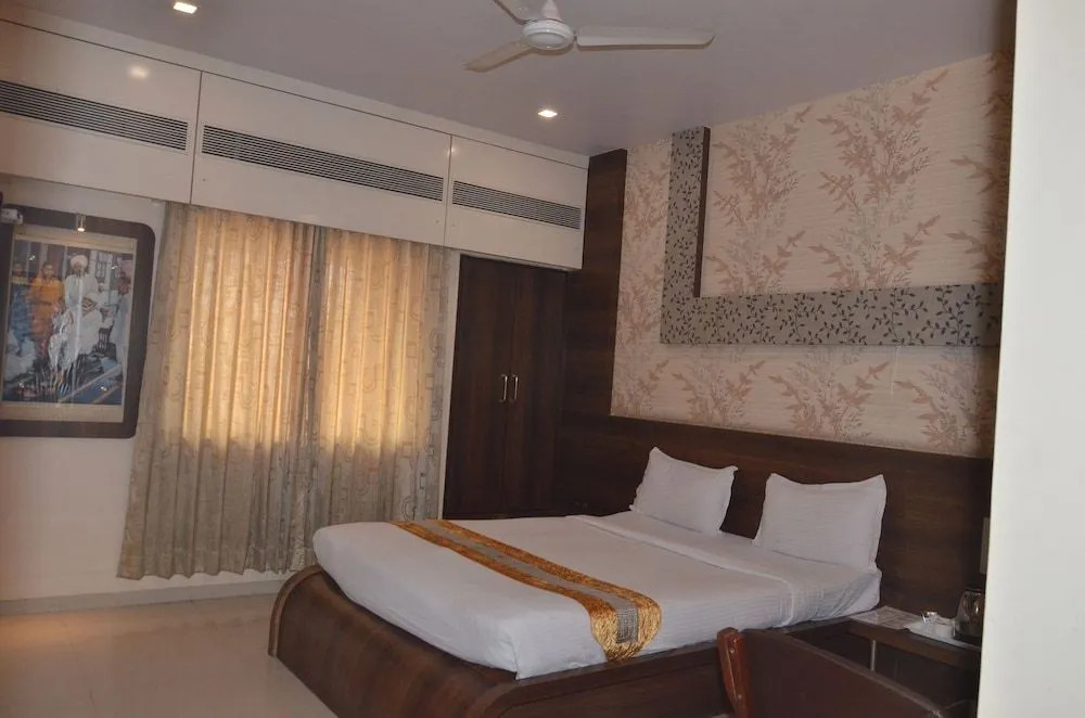 Hotel Sai Sparsh-150 meters from Saibaba temple