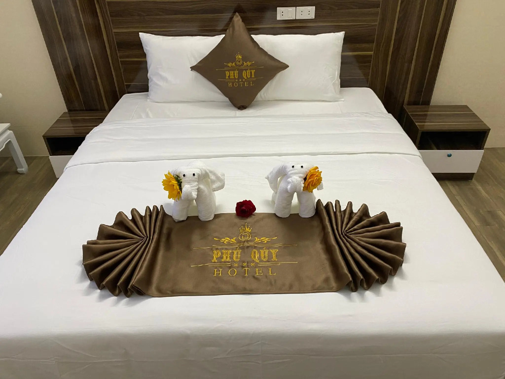 PHÚ QUÝ HOTEL near ĐÔNG KINH MARKET