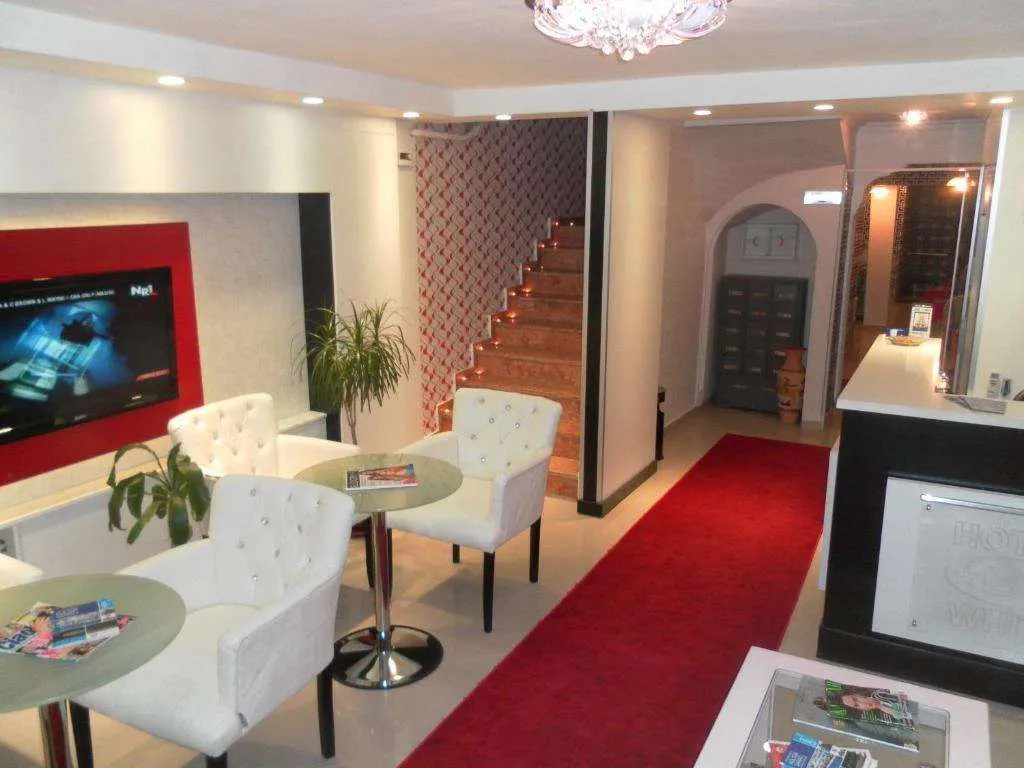 Hotel La White