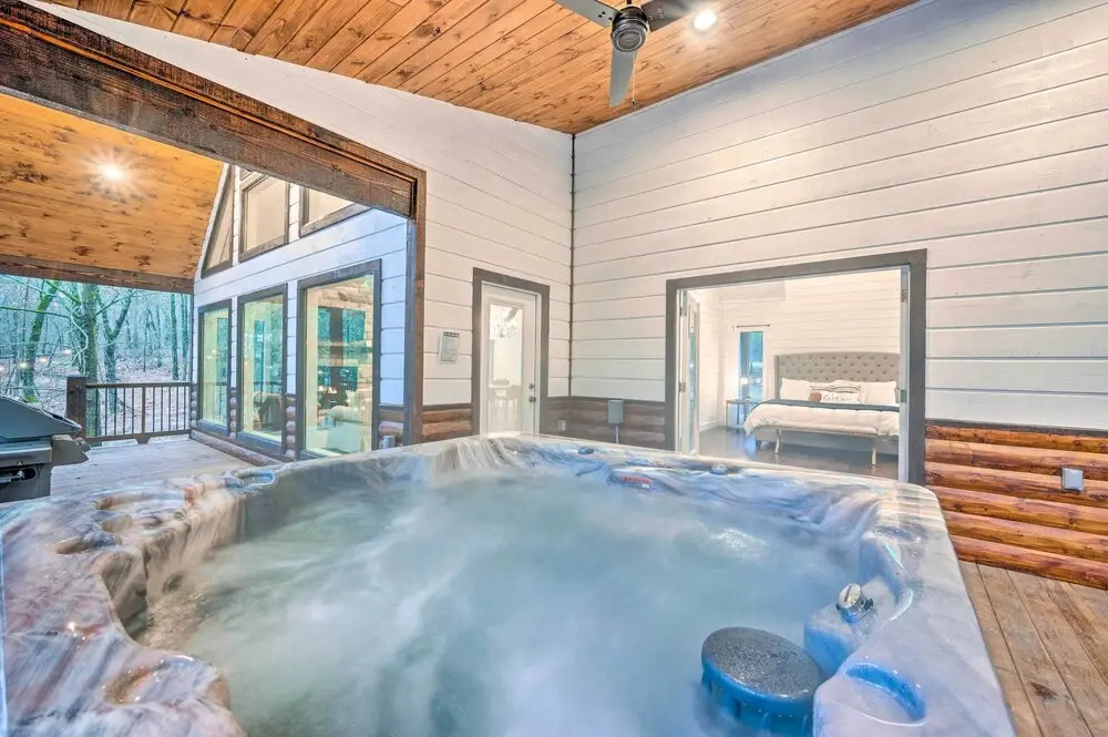 Modern Cabin w/ Hot Tub: 1 Mi From Hochatown!