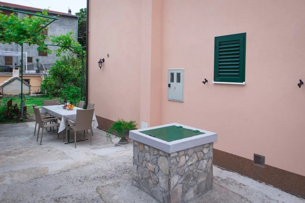 Spacious Apartment w Patio 40m From the Beach
