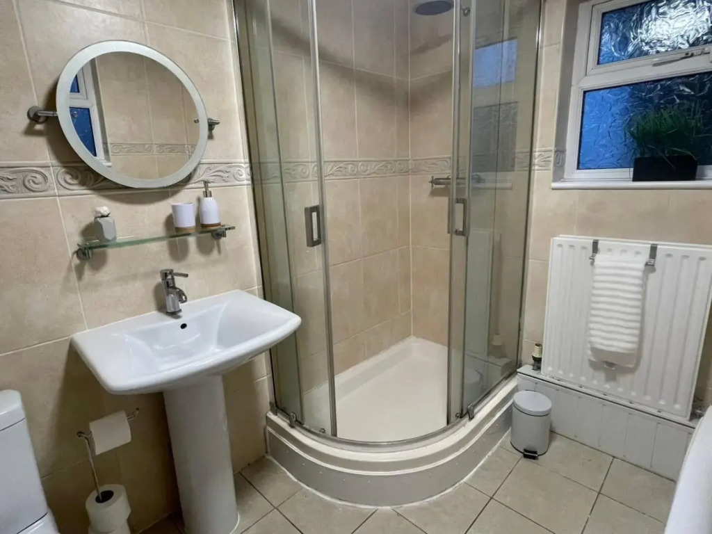 Cosy home with FREE PARKING and fast internet