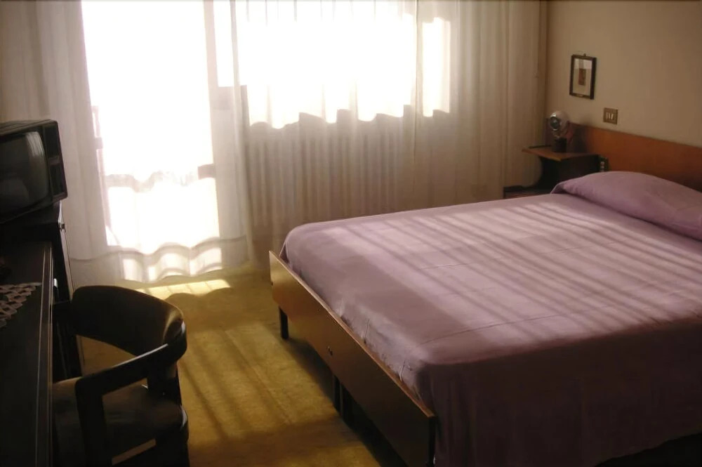 G. Hotel Capitol