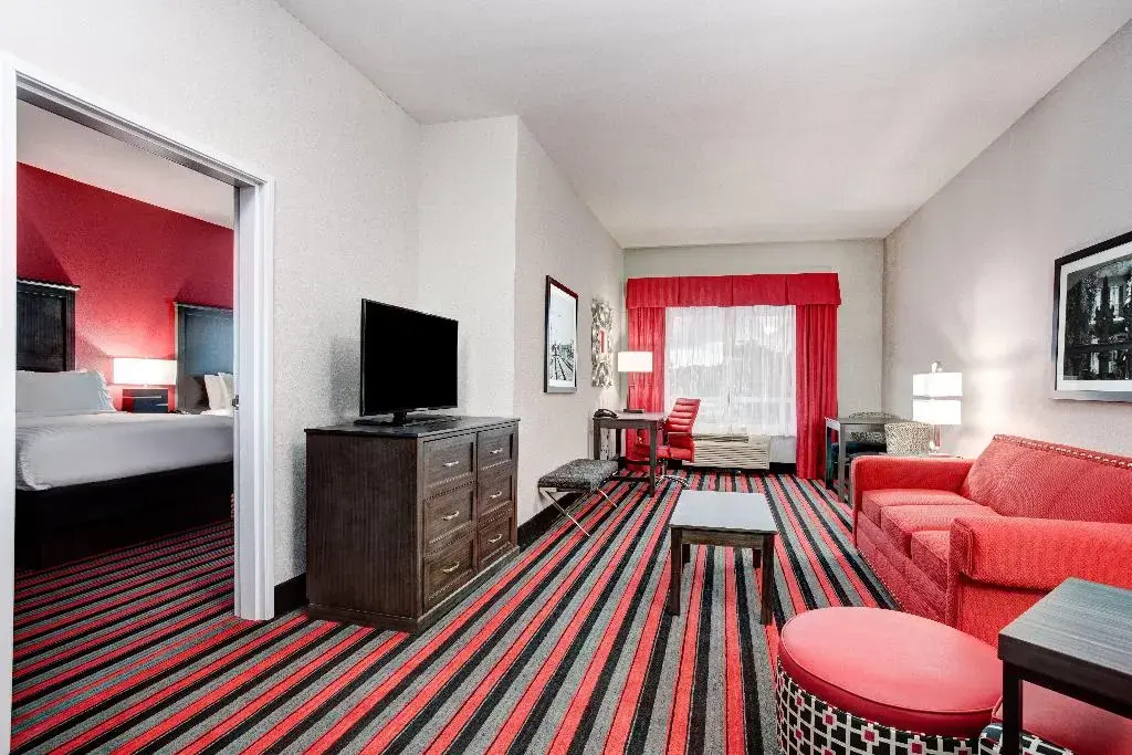 Holiday Inn & Suites Lafayette North by IHG