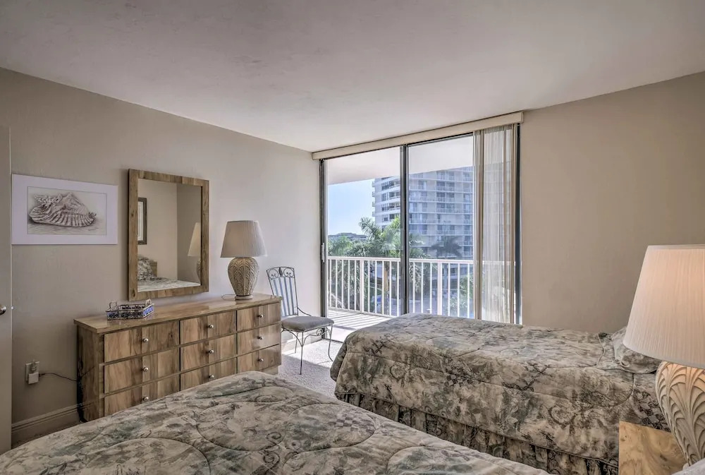 Sunny Getaway: Community Amenities, Walk to Beach!