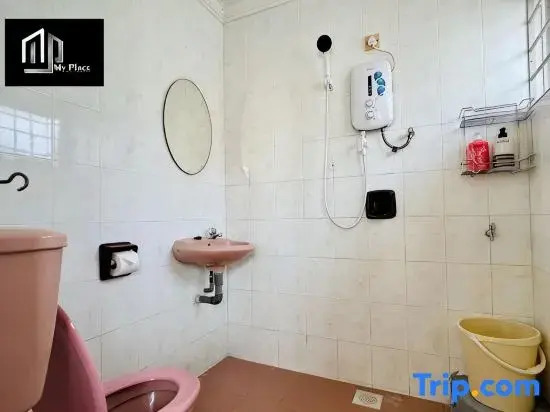 2-Stry 4BR Beside Jonker Street Taman Kota Laksamana 11 by Myplace