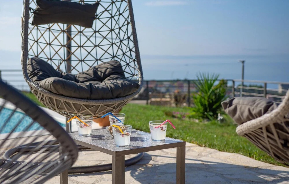 Six-Bedroom Holiday Home In Podstrana