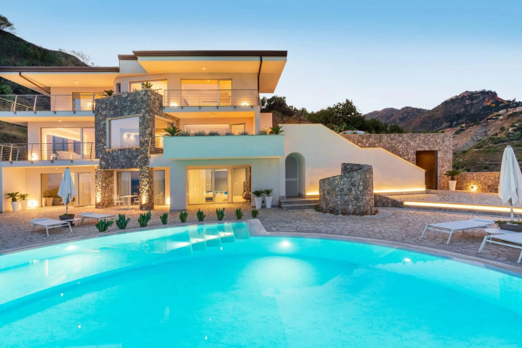 Luxury villa up to 20 guests near Taormina, 600 m from the next beach. Heated pool and wellness area-VILLA TAORMINA