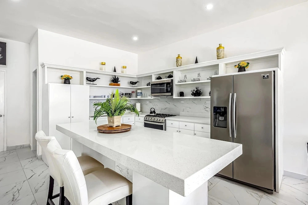 Dog-friendly Home 3 Rows to Beach With Rooftop Deck, Pool, hot Tub, & Kitchen