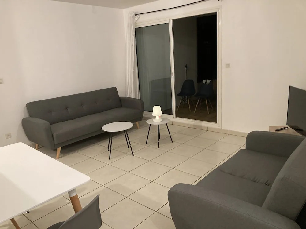 T2 new Large Terrace Parking Near Downtown and Access To West Beaches
