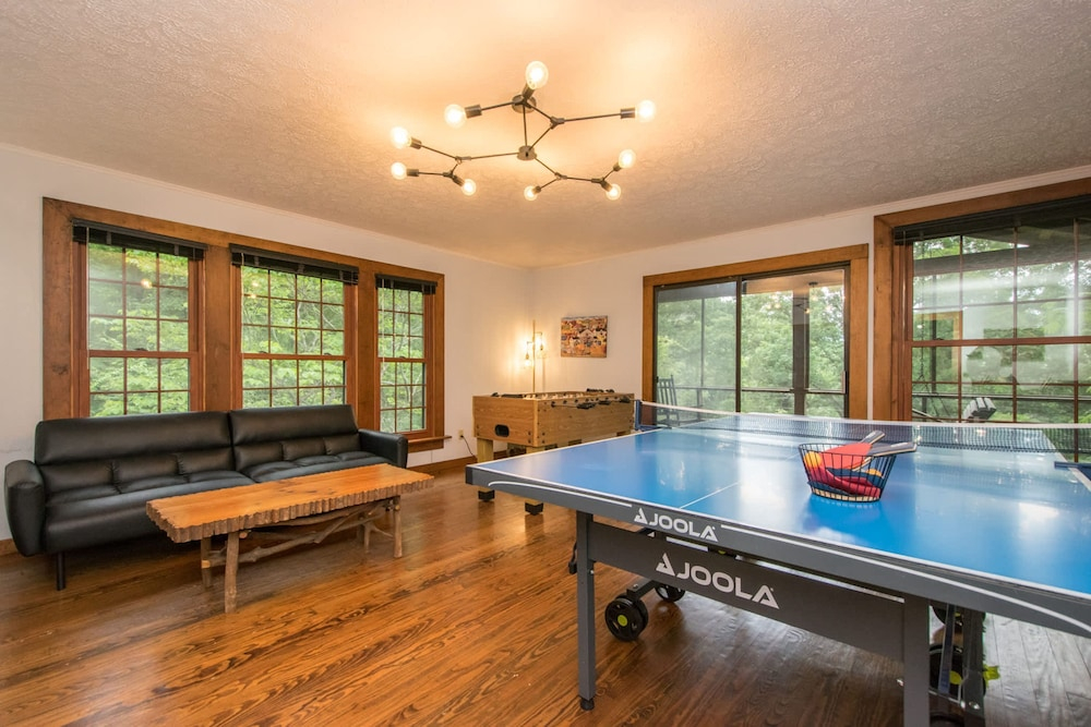 Spacious 4BR w Fireplace Ping Pong Free Tix