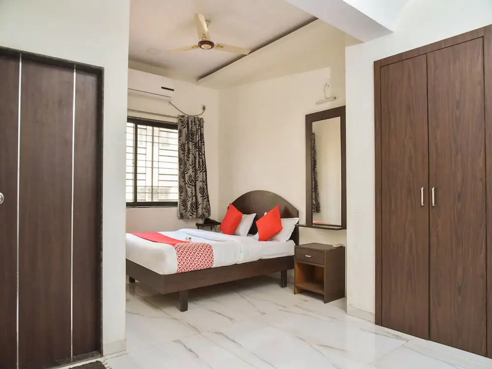 OYO 12854 Hotel Sahara Inn