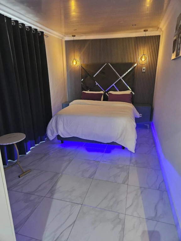 Luxurious Holiday House in Kempton Park With Pool Access