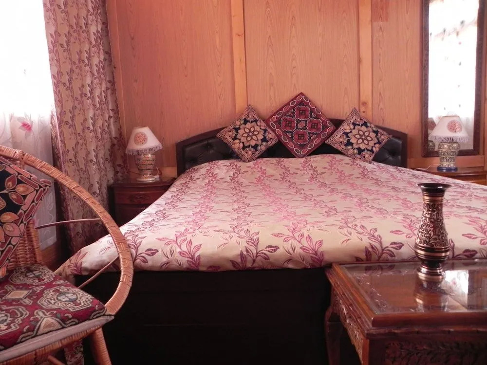 Shabrose Heritage Houseboats