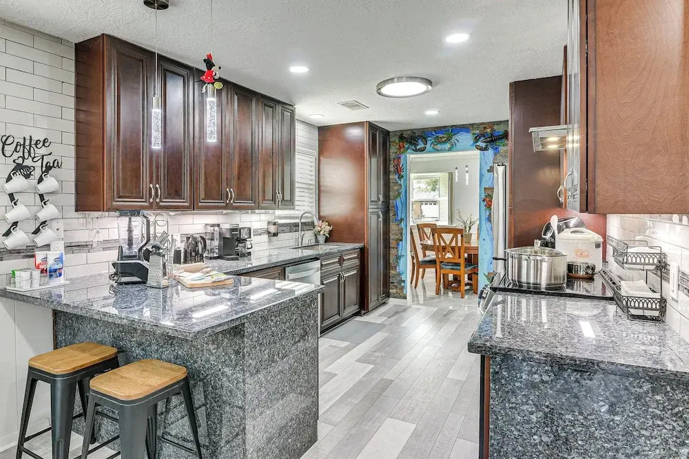 ~ 2 Blocks to Beach: Galveston Group Getaway!