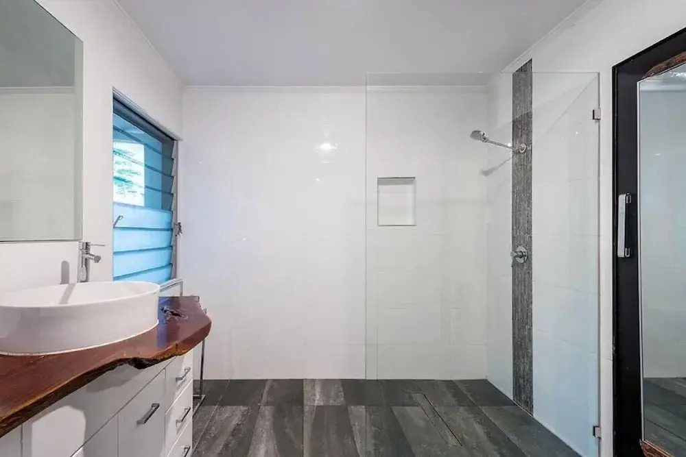 4 BDRM Pet Friendly Home 200m to Creek