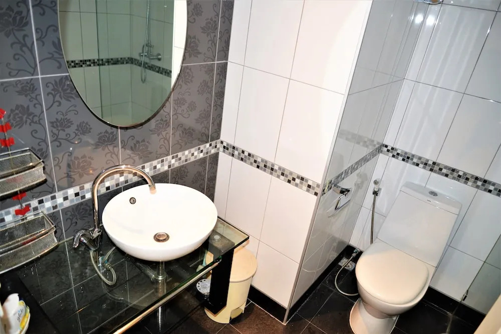 Pattaya Plaza Condotel large studio apartment Sukhumvit
