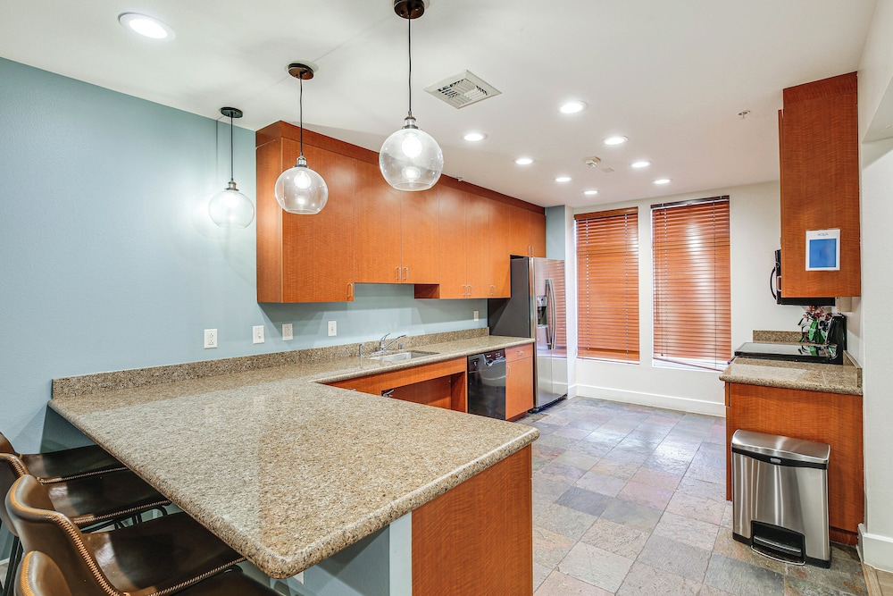 Luxe Long Beach Condo w/ Pool: 1 Mi to Shoreline!