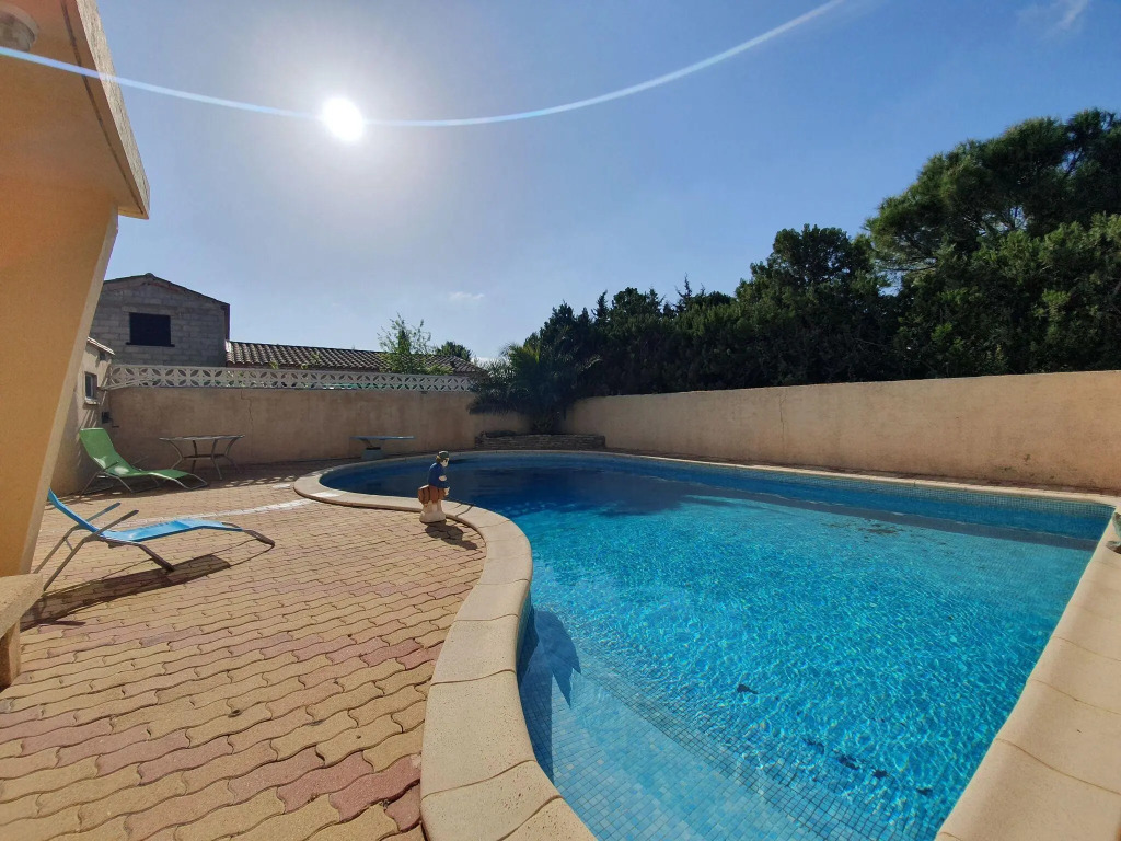 Majestic Holiday Home in Olonzac with Private Pool