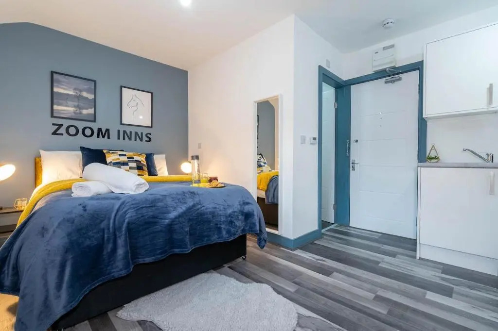 Stylish, spacious studio with Netflix