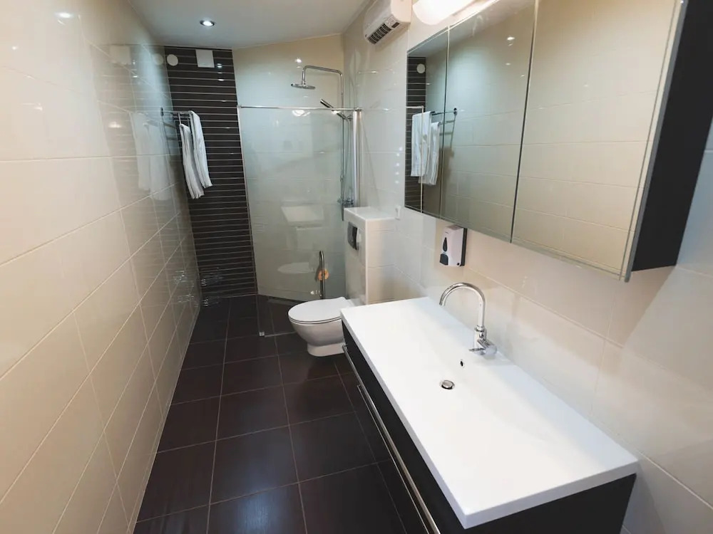 New, Modern & Comfortable, Central yet Quiet, Short Walk to old Town and Beach