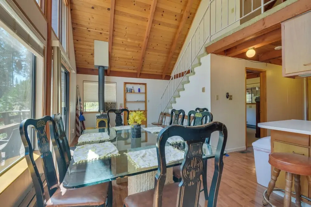 6 Mi to Yosemite National Park: Retreat w/ Deck!