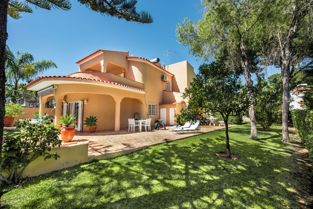 4 Bedrooms Private Pool Close To All Amenities