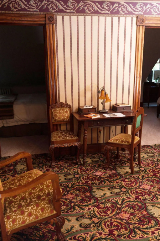 South Broadway Manor B&B - Near Fallingwater, Ohiopyle State Park, Hiking & Biking trails GAP